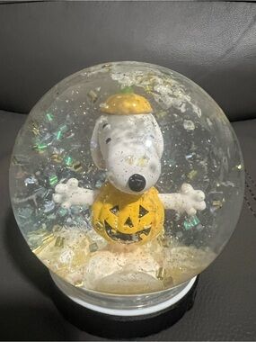 Glow in the Dark Snoopy Pumpkin Snow Globe